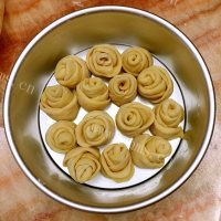 自制玫瑰花面包做法图解7)