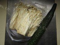色味俱佳的黄瓜拌金针菇做法图解1)