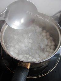 美味的冰糖水果藕丸羹做法图解4)
