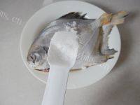 美味的香煎鲳鱼做法图解3)