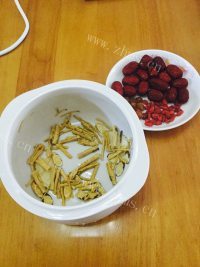 美味的炖乌鸡做法图解1)