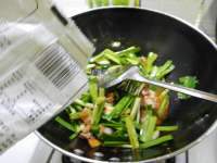 家常菜蒜苗炒五花肉做法图解10)