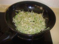 美味的韭菜炒绿豆芽做法图解3)