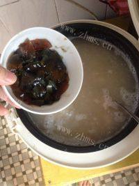 美味的皮蛋瘦肉粥做法图解4)