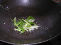 自制腊肉炒荷兰豆做法图解4)