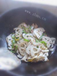 简单美味的莲藕炒肉做法图解6)