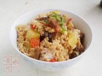 色泽鲜亮的羊肉焖饭
