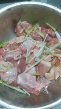 色香味俱全的鸡肉炖土豆做法图解1)