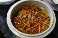 美味的虫草花炖骨汤做法图解4)