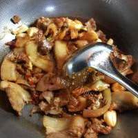 美味营养的蒜苔回锅肉的做法图解二