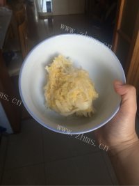 美味的酸菜汆白肉做法图解1)