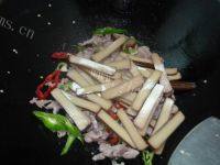 家常菜鸡蛋干炒肉做法图解9)