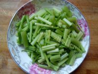 家常菜芹菜木耳炒肉做法图解1)