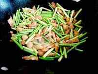 特色美食蒜苔炒五花肉做法图解8)