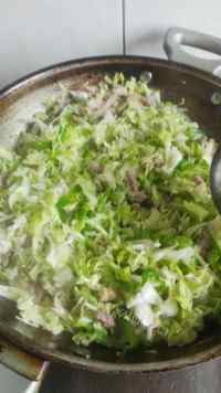 家常菜包菜炒肉丝做法图解8)