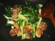 家常菜蒜苗炒滑鸡