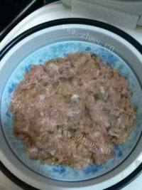 自制梅菜蒸肉饼做法图解5)