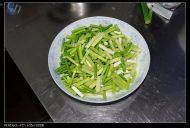 在家做的蒜苔炒肉做法图解2)