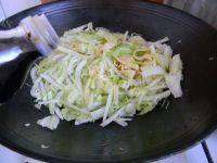 家常菜豆皮炒白菜做法图解6)