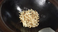 家常小菌菇炒肉丝做法图解6)