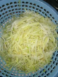 好吃的土豆炒豆芽做法图解5)