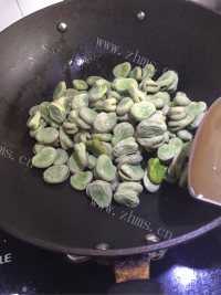 下酒菜炒蚕豆做法图解2)
