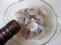 美味的鲜虾粉丝煲做法图解3)