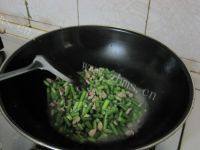 易做的蒜苗炒肉做法图解8)