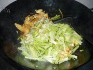 美味的芹菜炒豆皮做法图解7)