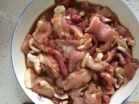 色香味浓的平菇炒肉做法图解2)