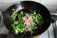 诱人的青椒里脊肉做法图解4)