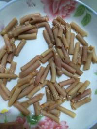 色味俱佳的韭菜炒海肠做法图解3)