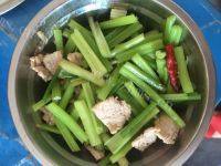 家常菜芹菜炒肉片