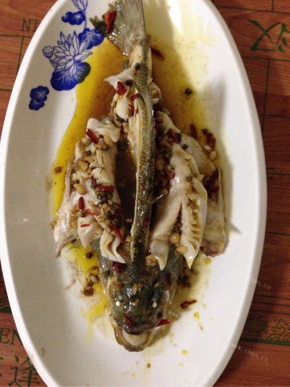 特色美食清蒸鲈鱼