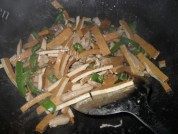 青椒肉丝炒香干做法图解10)