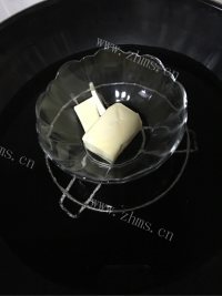 可口的双色慕斯流心蛋糕做法图解3)