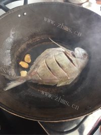 喷香的红烧鲳鱼做法图解3)