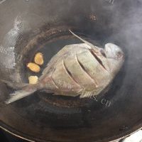 喷香的红烧鲳鱼的做法图解三