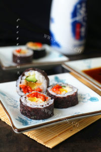 美味的鱼子酱寿司