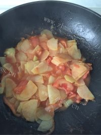 美味营养的西红柿炒土豆片做法图解5)