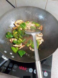 味道不错的青椒炒肉做法图解10)
