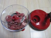 美味的芹菜牛肉煎饺做法图解3)