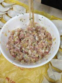 饱满的芹菜猪肉水饺做法图解4)