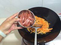 新奇的腊肠炒土豆做法图解6)