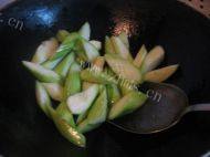 家常菜丝瓜炒番茄做法图解3)