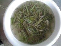 银鱼莼菜肉丝汤做法图解4)