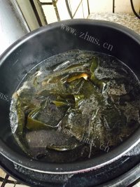 喷香的海带排骨汤做法图解5)