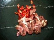 美味的孜然羊肉烩饭做法图解2)