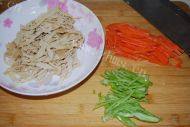 家常菜炝拌豆腐丝做法图解4)