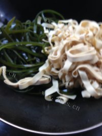 浓香地卤海带豆丝做法图解4)